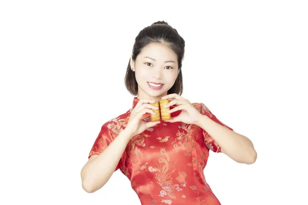 Κινεζική γυναίκα κρατώντας Moon τούρτες απομονωθεί σε λευκό φόντο — Φωτογραφία Αρχείου