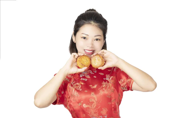 Chinese vrouw het houden van Moon cakes geïsoleerd op een witte achtergrond — Stockfoto