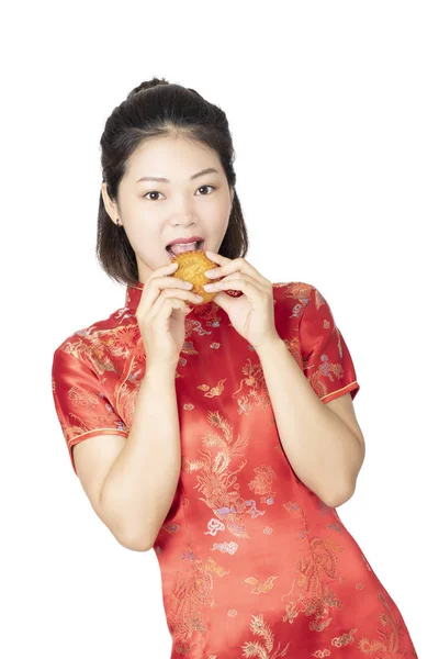 Chinesin hält Mondkuchen isoliert auf weißem Hintergrund — Stockfoto