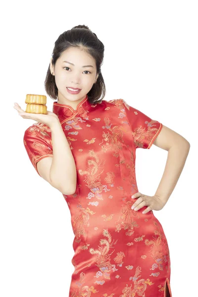 Chinese vrouw Holding Moon cake geïsoleerd op een witte achtergrond — Stockfoto