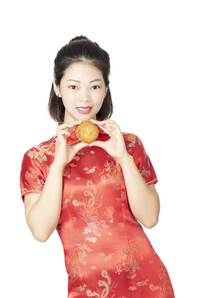 Chinesin hält Mondkuchen isoliert auf weißem Hintergrund — Stockfoto