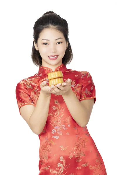 Κινεζική γυναίκα κρατώντας Moon τούρτα απομονωθεί σε λευκό φόντο — Φωτογραφία Αρχείου