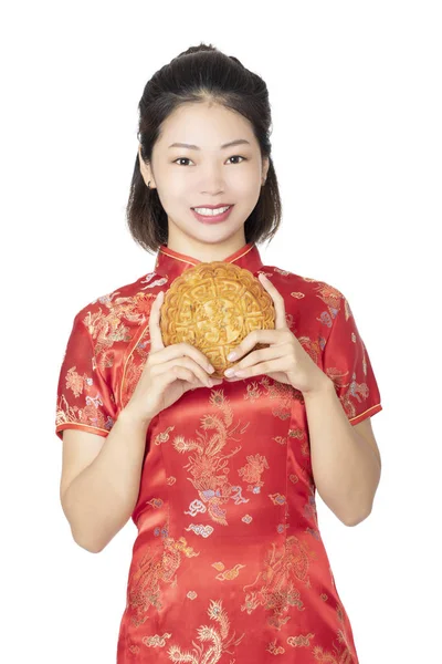 Chinese vrouw Holding Moon cake geïsoleerd op een witte achtergrond — Stockfoto