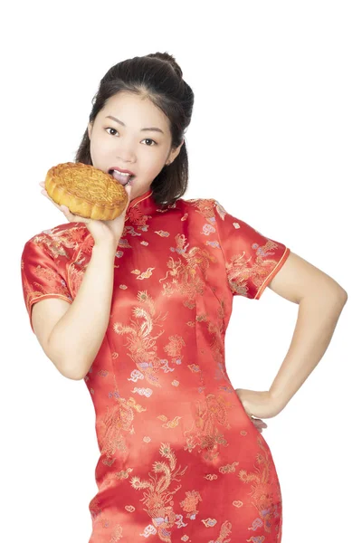 Chinese vrouw Holding Moon cake geïsoleerd op een witte achtergrond — Stockfoto