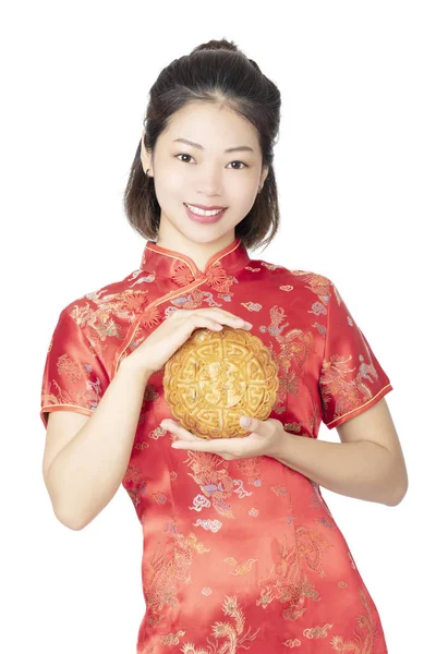Chińska kobieta trzyma księżyc ciasto na białym tle — Zdjęcie stockowe