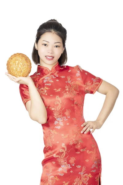 Chinese vrouw Holding Moon cake geïsoleerd op een witte achtergrond — Stockfoto