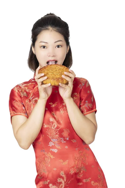 흰색 배경에 고립 된 달 케이크를 들고 있는 중국 여성 — 스톡 사진
