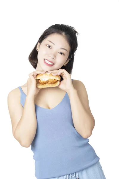 Chinês americano mulher comer frango sanduíche isolado no branco — Fotografia de Stock