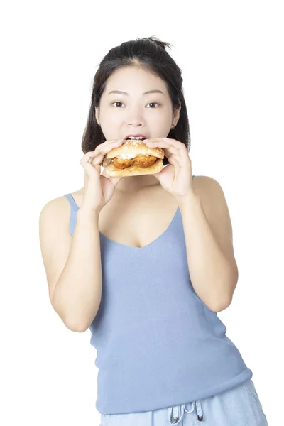 Chinês americano mulher comer frango sanduíche isolado no branco — Fotografia de Stock