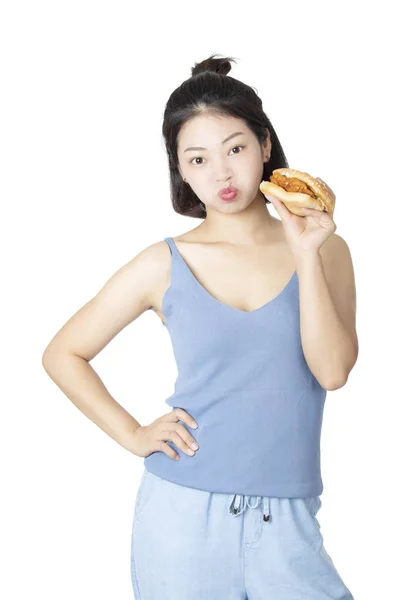 Chinês americano mulher comer frango sanduíche isolado no branco — Fotografia de Stock