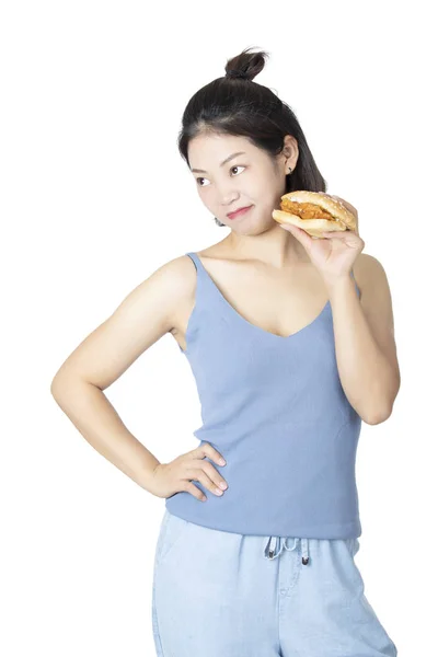 Wanita Cina Amerika yang makan Chicken Sandwich terisolasi di atas putih — Stok Foto