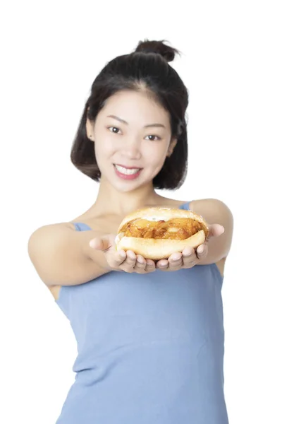 Chinês americano mulher comer frango sanduíche isolado no branco — Fotografia de Stock