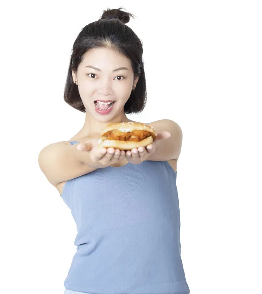 Wanita Cina Amerika yang makan Chicken Sandwich terisolasi di atas putih — Stok Foto