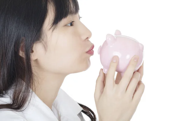 Feminino depositando moedas americanas porquinho banco isolado, branco de volta — Fotografia de Stock