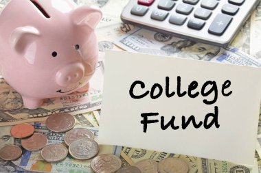 Amerikan banknotları ve kumbara ile sikke