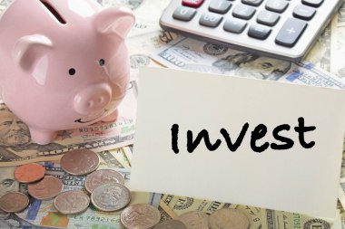 Amerikan banknotları ve kumbara ile sikke