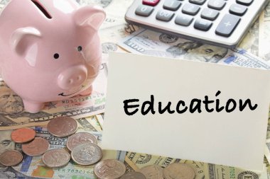 Amerikan banknotları ve kumbara ile sikke