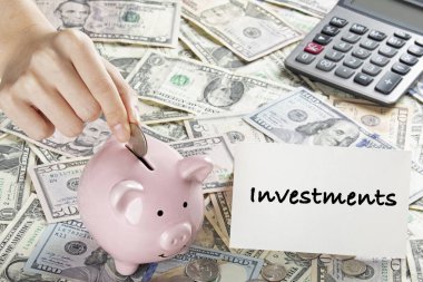 Amerikan banknotları ve kumbara ile sikke