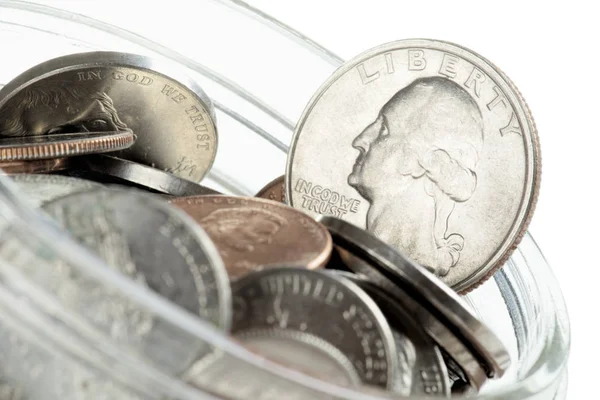 Американські монети в банку, ізольовані на білому фоні — стокове фото