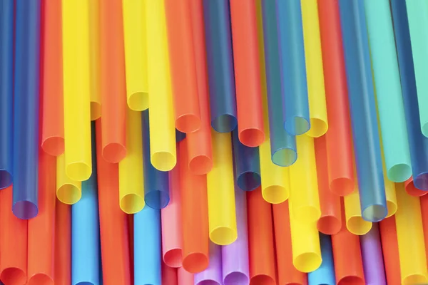 Kleurrijke kunststof rietjes gebruikt om kunststof vervuiling te illustreren — Stockfoto