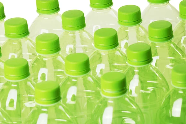 Yeşil plastik şişeler beyaz bir arka plan üzerinde izole — Stok fotoğraf