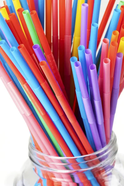 Pajitas plásticas coloridas utilizadas para ilustrar la contaminación plástica —  Fotos de Stock