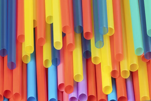 Pajitas plásticas coloridas utilizadas para ilustrar la contaminación plástica —  Fotos de Stock