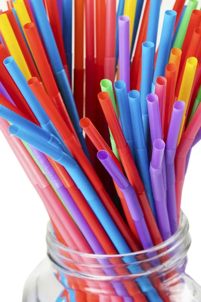 Pailles plastiques colorées utilisées pour illustrer la pollution plastique — Photo