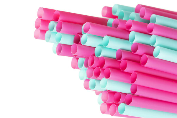 Красочные пластиковые соломинки, используемые для иллюстрации загрязнения пластика
