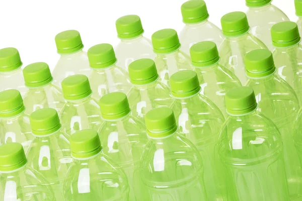 Зеленые пластиковые бутылки изолированы на белом фоне — стоковое фото