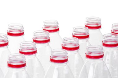 Beyaz arka planda izole edilmiş şeffaf plastik şişeler