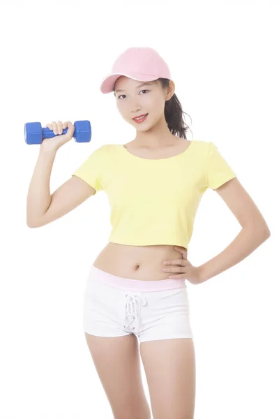 Vacker asiatisk tonåring tränar med hantel vikter — Stockfoto
