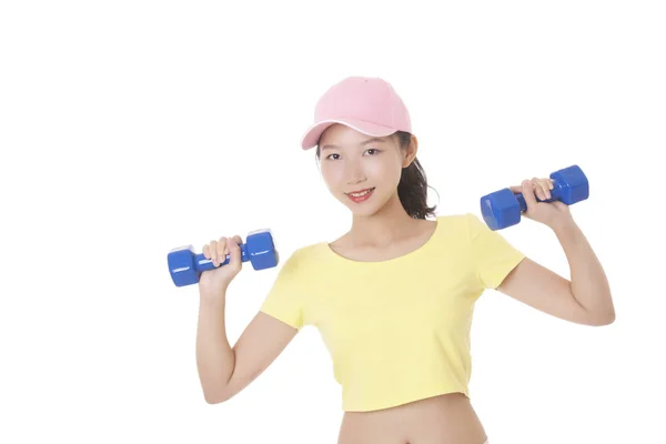 Schöne asiatische Teenager trainieren mit Hantelgewichten — Stockfoto