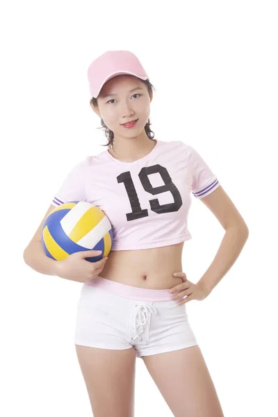 Porträtt av en asiatisk Teenage momen hålla en volleyboll — Stockfoto