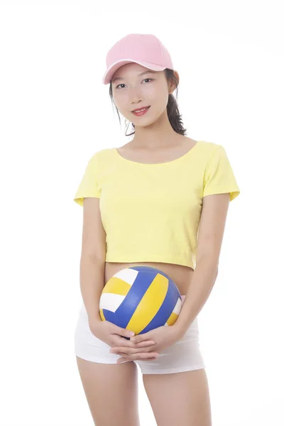 Retrato de uma adolescente asiática segurando uma bola de vôlei — Fotografia de Stock