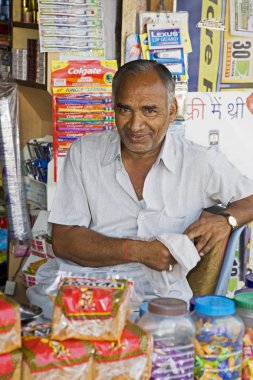 Rajasthan Hindistan'da bir açık hava pazarında Yerel vender