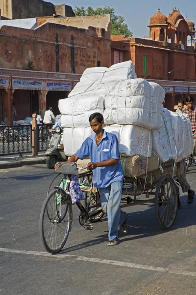 Rajasthan Jaipur Hindistan pazara mal teslim Adam — Stok fotoğraf