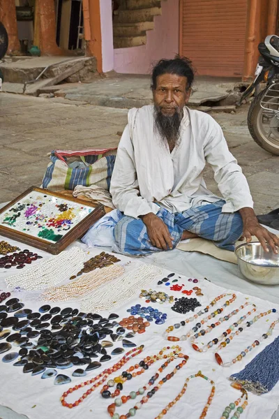 Τοπικός στρατιώτης σε μια υπαίθρια αγορά στην Ινδία — Φωτογραφία Αρχείου
