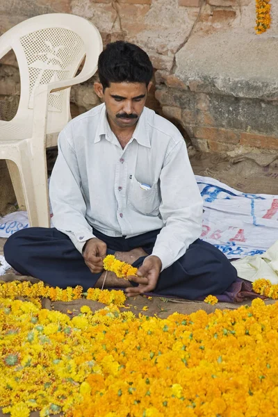 Rajasthan Hindistan'da bir açık hava pazarında Yerel vender — Stok fotoğraf