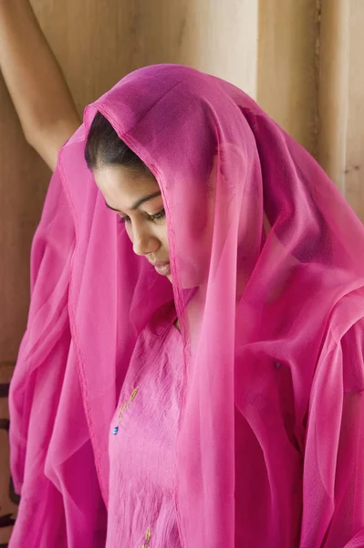 Hindu woman at Amber Fort temple in Rajasthan Jaipur India — Stock Photo, Image