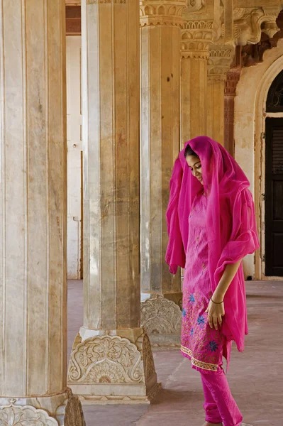 Hinduski Kobieta w: Amber Fort Temple in Rajasthan Jaipur India — Zdjęcie stockowe