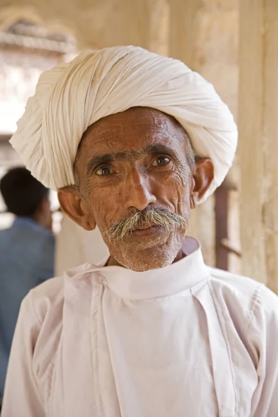 Hindoe man staande in Fort Mehrangarh in Rajasthan India — Stockfoto