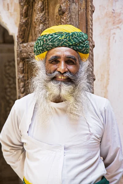 Hombre hindú de pie en el Fuerte Mehrangarh en Rajastán India — Foto de Stock
