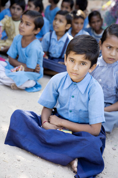 Школьники в классах за пределами Дели Индия

