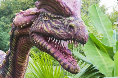 Dilophosaurus erken Jura döneminden bir dinozor. 