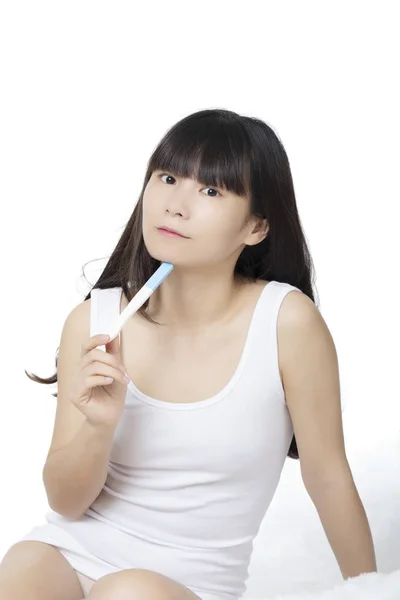 Asiatico donna holding early pregnancy tester isolato su bianco bac — Foto Stock