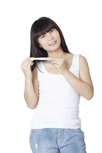 Asiatico donna holding early pregnancy tester isolato su bianco bac — Foto Stock