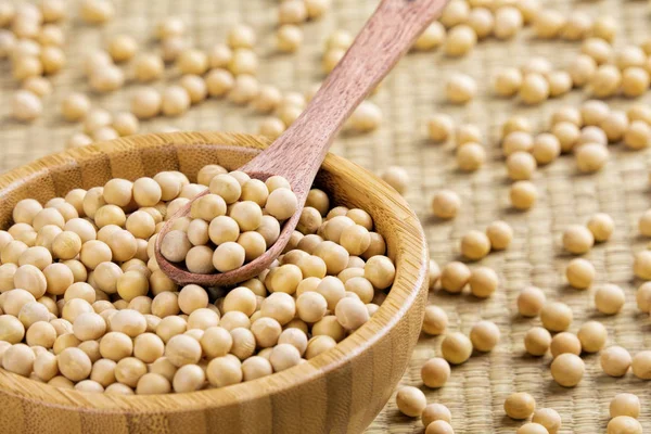 Close uo of wooden bowl full of delicious soybeans — Stock Photo, Image