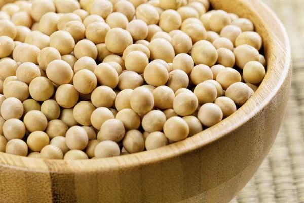 Cerrar uo de cuenco de madera lleno de deliciosa soja —  Fotos de Stock