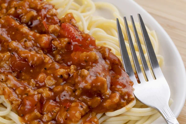 Prato Espaguete Delicioso Molho Macarrão Fundo Madeira — Fotografia de Stock